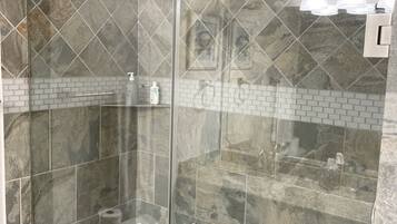 Ensemble douche/baignoire, sĂšche-cheveux, serviettes fournies, savon