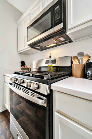 Kjøleskap, mikrobølgeovn, ovn og kokeplater