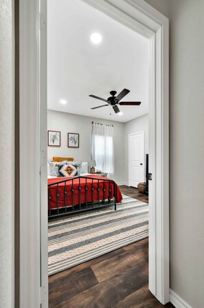 3 soverom, skrivebord, strykejern/-brett og reiseseng for barn