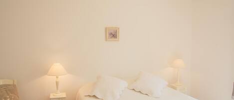 3 bedrooms, iron/ironing board, internet