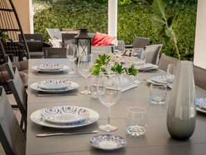 Outdoor dining - One-storey villa with air conditioning and pool (Bagnols en Forêt)