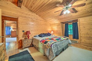 3 bedrooms, iron/ironing board, travel cot, Internet - Scenic Creekside Cabin w/ Wraparound Porch! (Highlands)