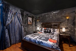 3 bedrooms, iron/ironing board, WiFi, bed sheets - The Warlock House: Spellbound Salem Stay – Sleep Where Magic Lives! (Salem)