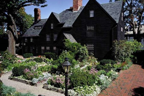 The Warlock House: Spellbound Stay - Sleep Where the Magic and Spells Happens!