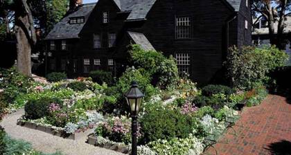 The Warlock House: Spellbound Stay - Sleep Where the Magic and Spells Happens!