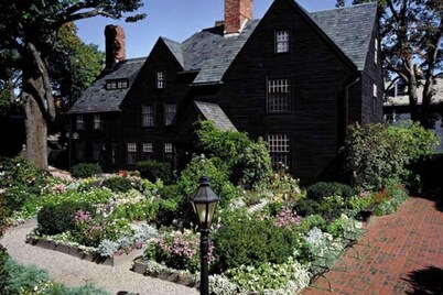 The Warlock House: Spellbound Stay - Sleep Where the Magic and Spells Happens!