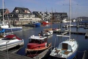 Marina - The Warlock House: Spellbound Salem Stay – Sleep Where Magic Lives! (Salem)