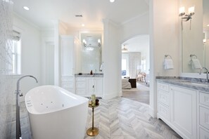 Shower, hair dryer, towels - PInot Point by AvantStay | Valley Estate Mins to Wineries | Pool + Home Theater (Temecula)