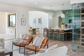 Una Smart TV, una chimenea, una mesa de tenis de mesa, una oficina