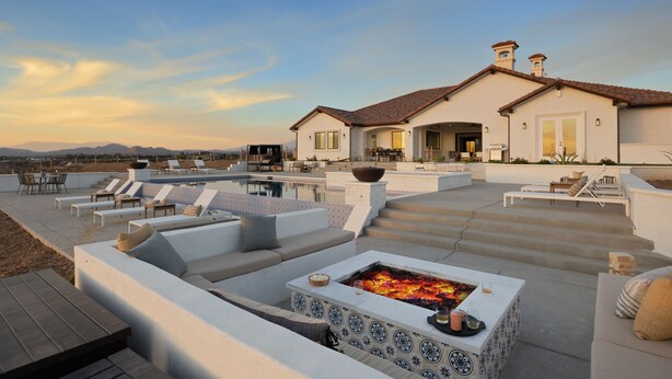 A modern outdoor living area with a fire pit, lounge chairs, and a pool. - PInot Point by AvantStay | Valley Estate Mins to Wineries | Pool + Home Theater (Temecula)