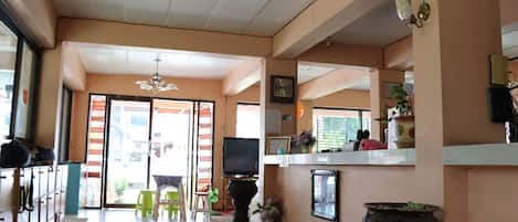 Coin salon dans le hall