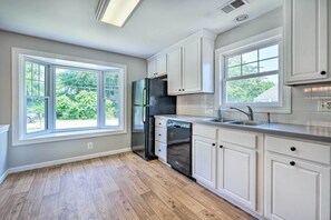 Fridge, microwave, stovetop, dishwasher - Idyllic Pasadena Retreat with Garden + Hot Tub! (Pasadena)