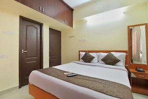 Egyptian cotton sheets, premium bedding, desk, free WiFi - Viswa Service Apartments (Madurai)