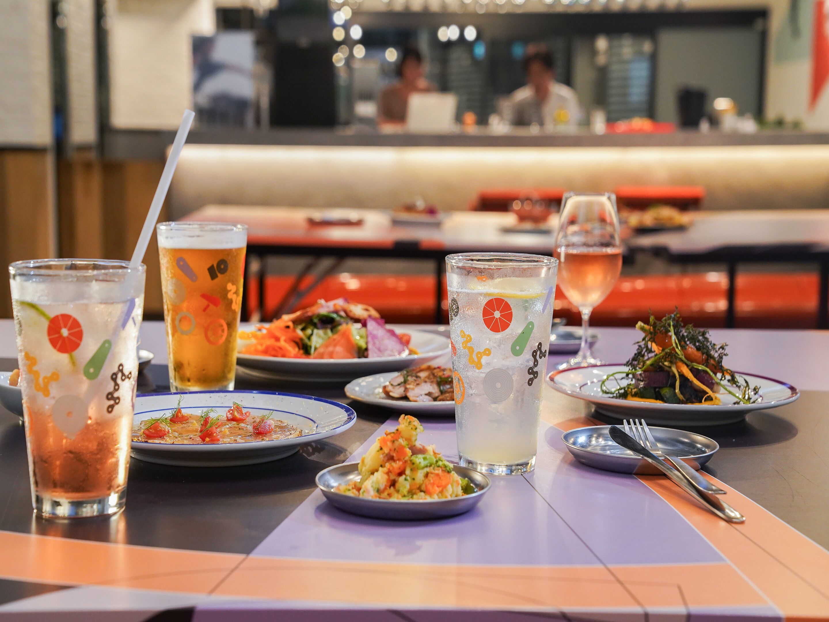 Un tavolo da ristorante con diversi piatti e bevande.