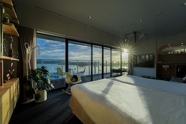 Suite estudio, vista al océano, en esquina | Caja de seguridad en la habitación y decoración personalizada