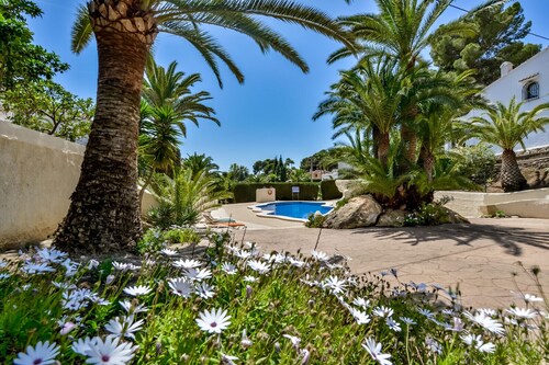 SAN JAIME, nice bungalow in Moraira for 4 adults and 2 children with communal pool and free wifi