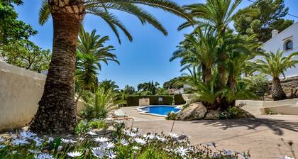 SAN JAIME, nice bungalow in Moraira for 4 adults and 2 children with communal pool and free wifi