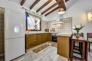 Refrigerador, microondas, horno y cafetera y tetera 