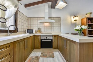 Refrigerador, microondas, horno y cafetera y tetera 