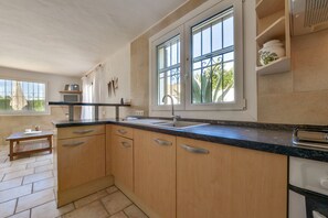 Een koelkast, een oven, een koffiezetapparaat/waterkoker, een waterkoker