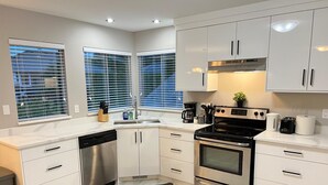 Unclassified image, 5 of 20, button - Peaceful Large Modern Home 3 BRD 2 Bath + Kitchen (Maple Ridge)