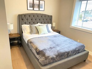 Room - Peaceful Large Modern Home 3 BRD 2 Bath + Kitchen (Maple Ridge)