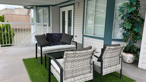 Unclassified image, 4 of 20, button - Peaceful Large Modern Home 3 BRD 2 Bath + Kitchen (Maple Ridge)
