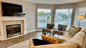 Unclassified image, 3 of 20, button - Peaceful Large Modern Home 3 BRD 2 Bath + Kitchen (Maple Ridge)
