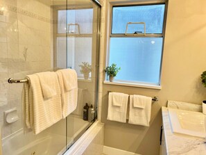 Ensemble baignoire-douche, séchoir à cheveux, serviettes fournies, savon