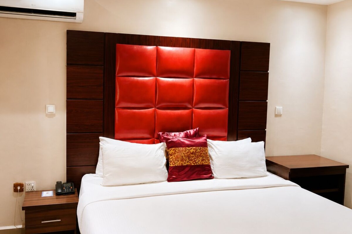 Egyptian cotton sheets, premium bedding, Tempur-Pedic beds, desk