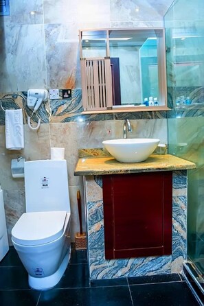 Deep-soaking bathtub, rainfall showerhead, free toiletries, hair dryer