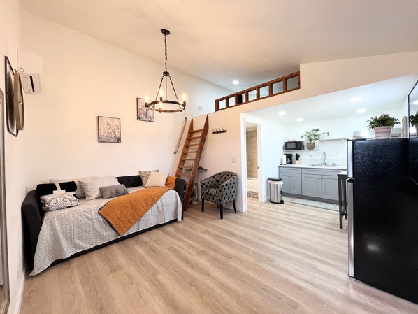 Smart TV - Cozy Loft Studio Getaway (Quartz Hill)