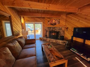Smart TV, chimenea y libros 