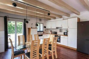 Fridge, microwave, oven, stovetop - Grande Villa Indépendante (Evionnaz)