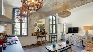 Un grand espace de vie comprenant une cuisine, une table à manger et un coin salon.