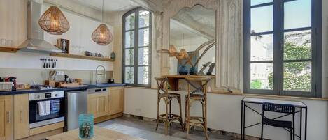 Køleskab, ovn, kogeplade, opvaskemaskine