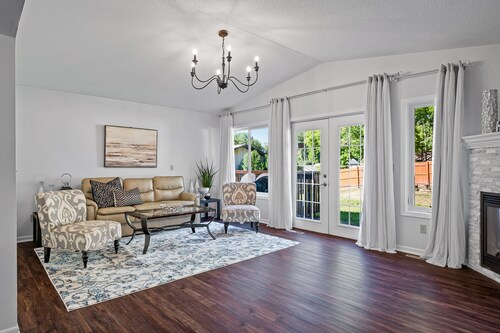 Stylish Remodeled 6 Br House in Minneapolis! New linens, THE ONE!