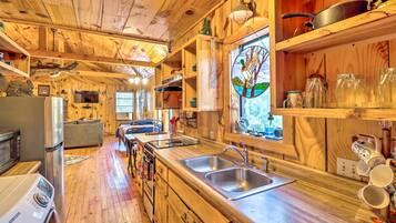 KylskÄp, mikrovÄgsugn, spishÀll och kaffe- och tebryggare