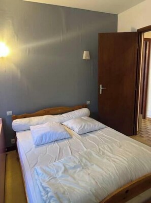4 bedrooms, iron/ironing board, WiFi