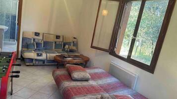 4 bedrooms, iron/ironing board, WiFi