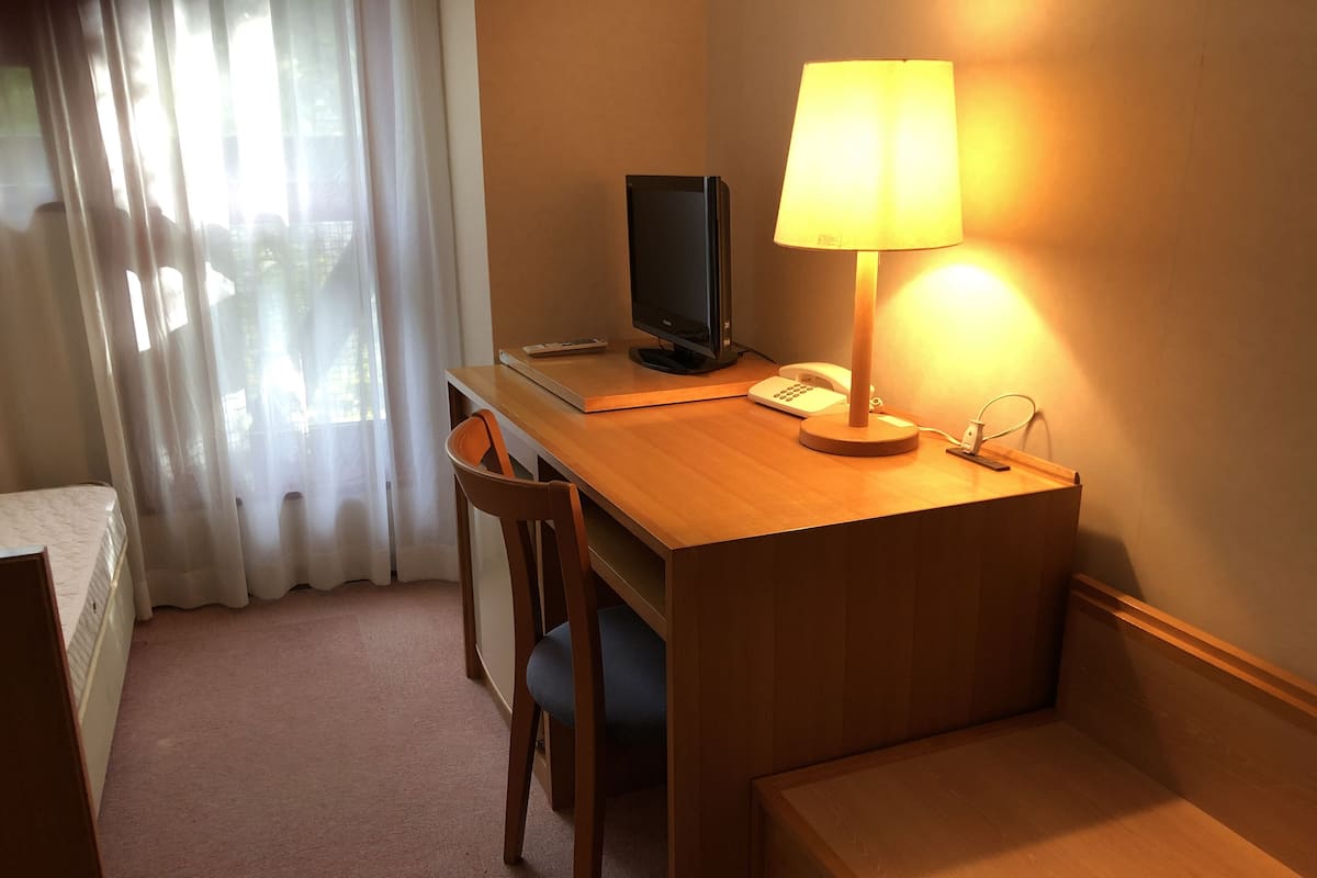 Kamar Single Basic | Brankas, meja kerja, dan Wi-Fi gratis