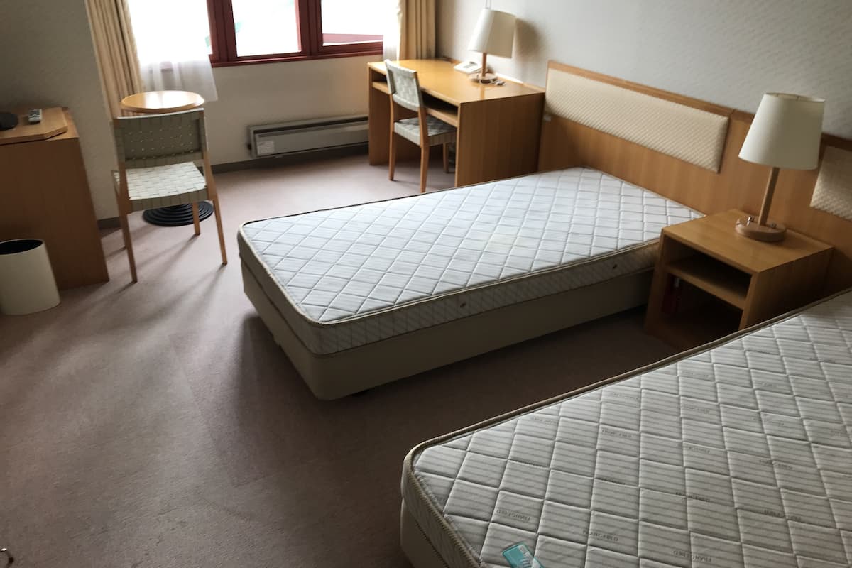 Kamar Double atau Twin Basic | Brankas, meja kerja, dan Wi-Fi gratis