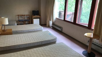 Kamar Quadruple Basic | Brankas, meja kerja, dan Wi-Fi gratis