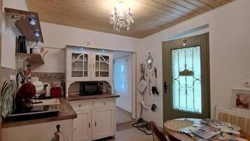 Køleskab, mikrobølgeovn, køkkentøj/tallerkener/redskaber