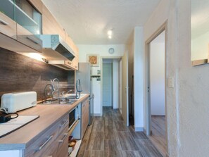 Kühlschrank, Mikrowelle, Kochgeschirr/Geschirr/Besteck