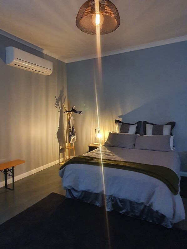 1 habitación, escritorio, tabla de planchar con plancha y cuna de viaje