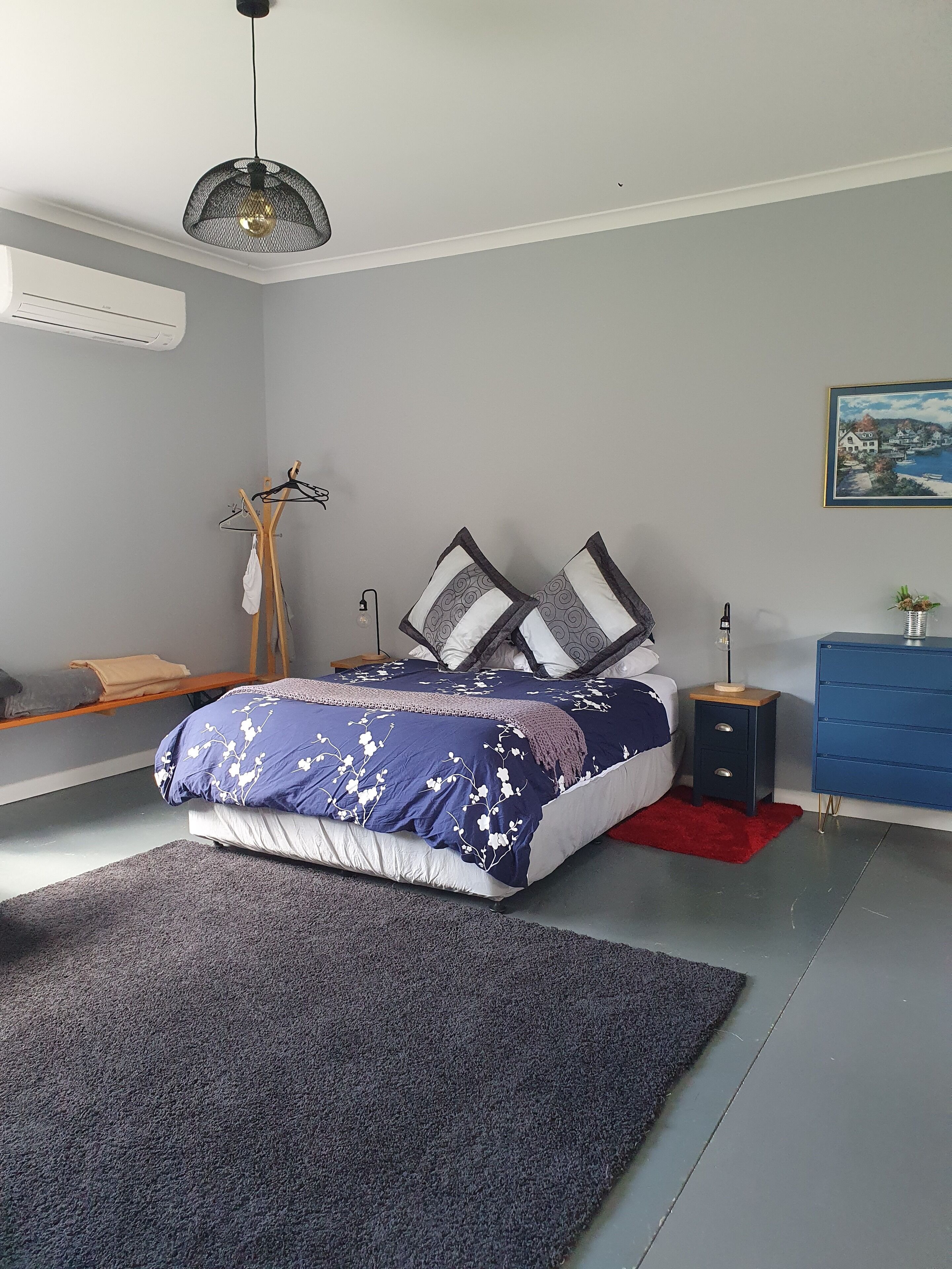 1 chambre, bureau, fer et planche à repasser, lit parapluie