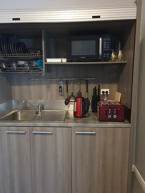 Refrigerador, microondas, horno y parrilla de estufa