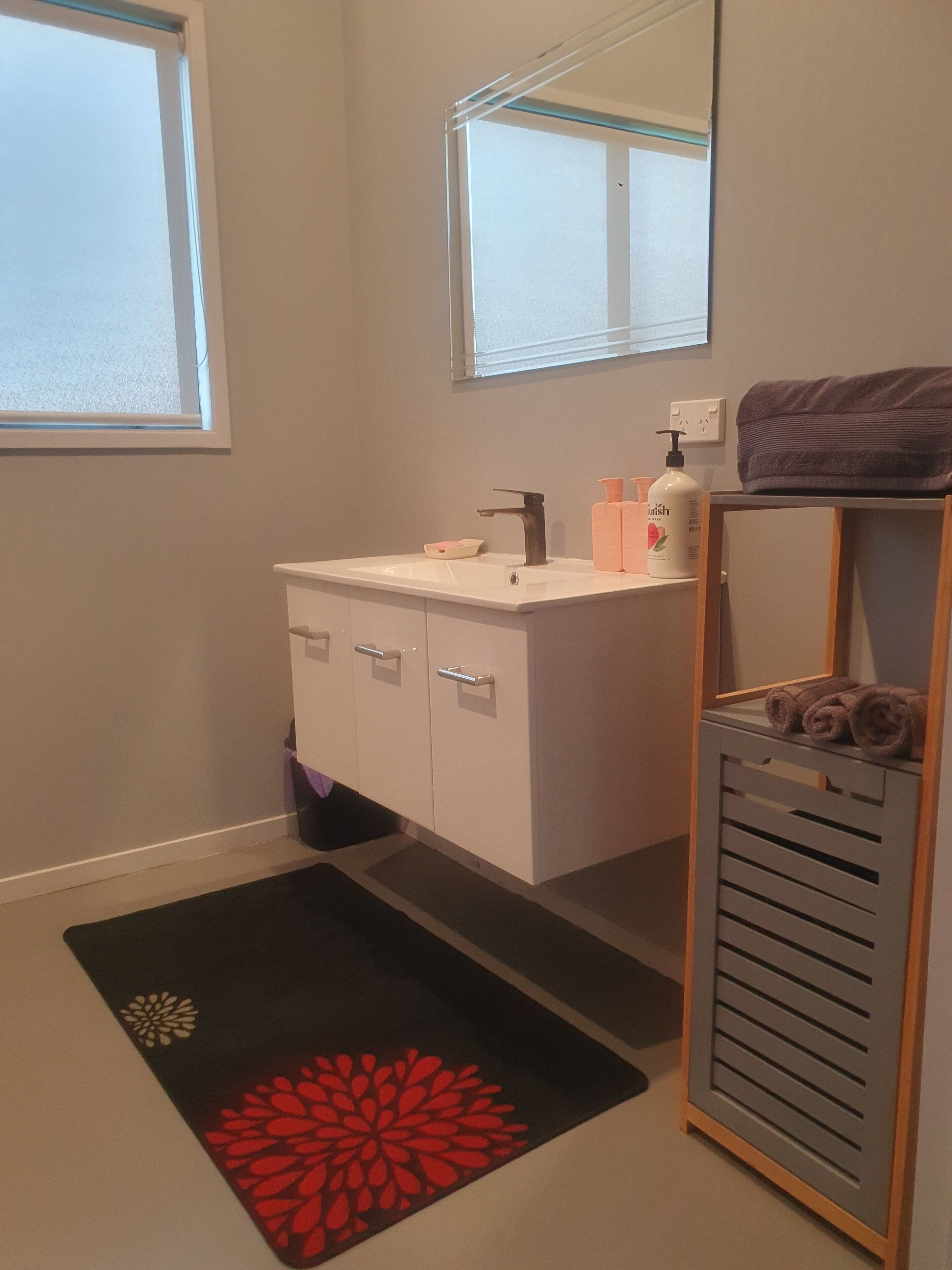 Regadera, secadora de cabello, toallas, jabón 