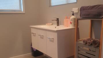 Regadera, secadora de cabello, toallas, jabón